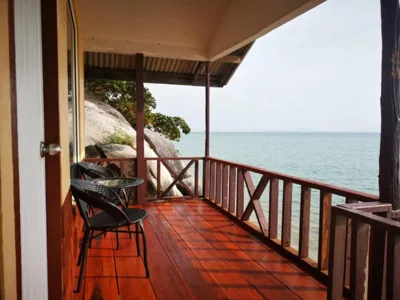 Camera doppia con balcone e aria condizionata - fronte spiaggia — Golden Beach Resort Koh Phangan